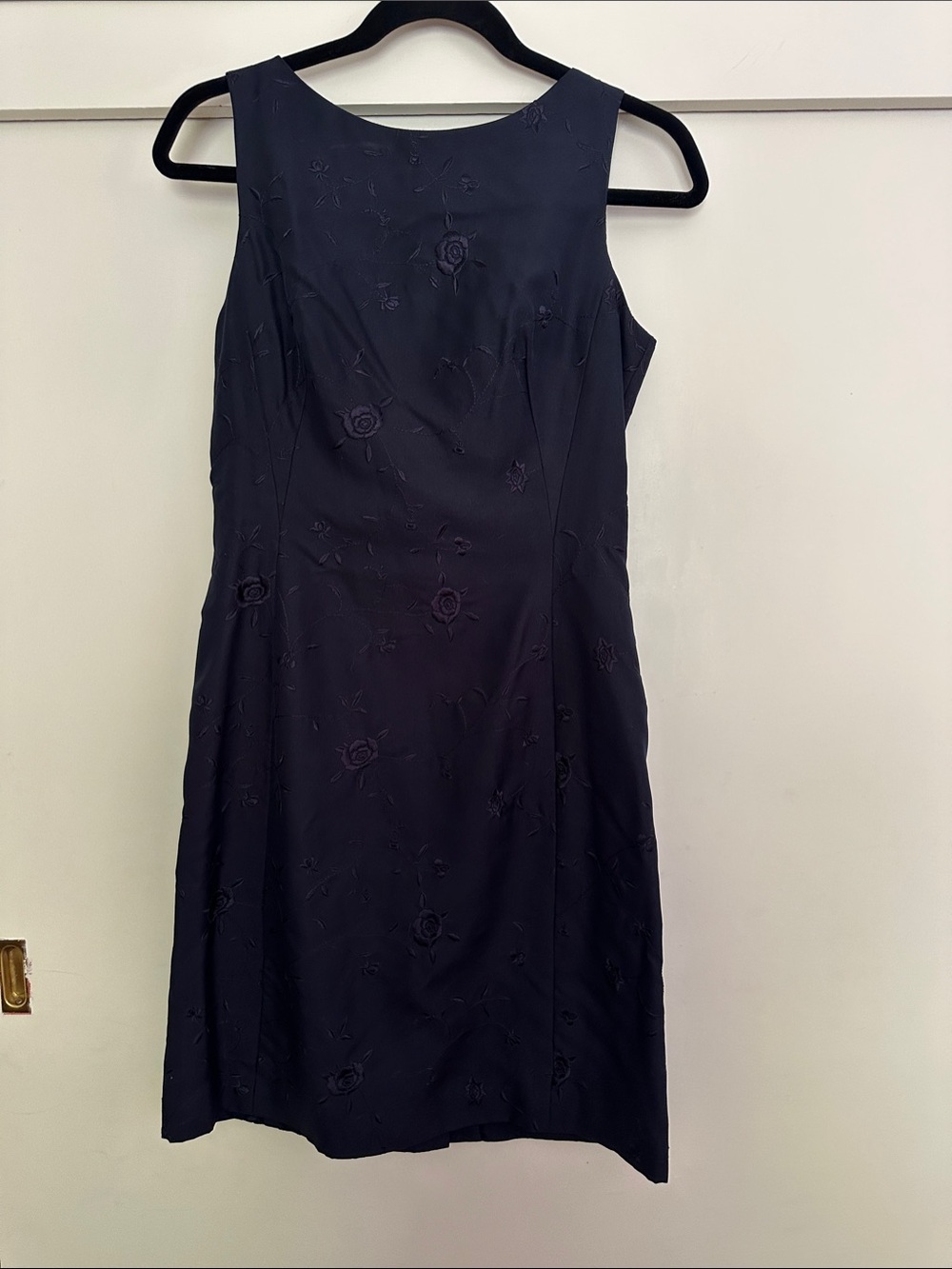 Like New Classic Ann Taylor Navy Sleeveless Embroidered Sheath Dress